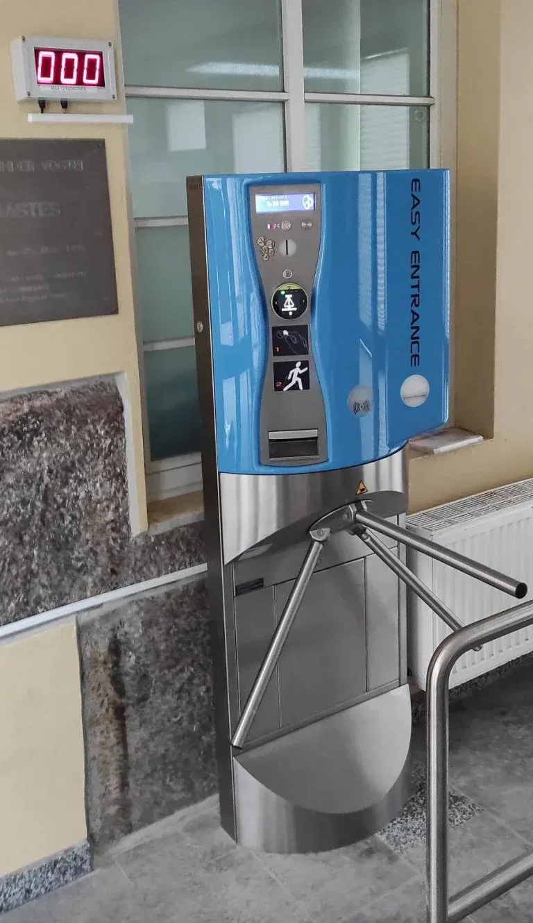 Ein blau-silbernes Drehkreuz mit der Aufschrift 