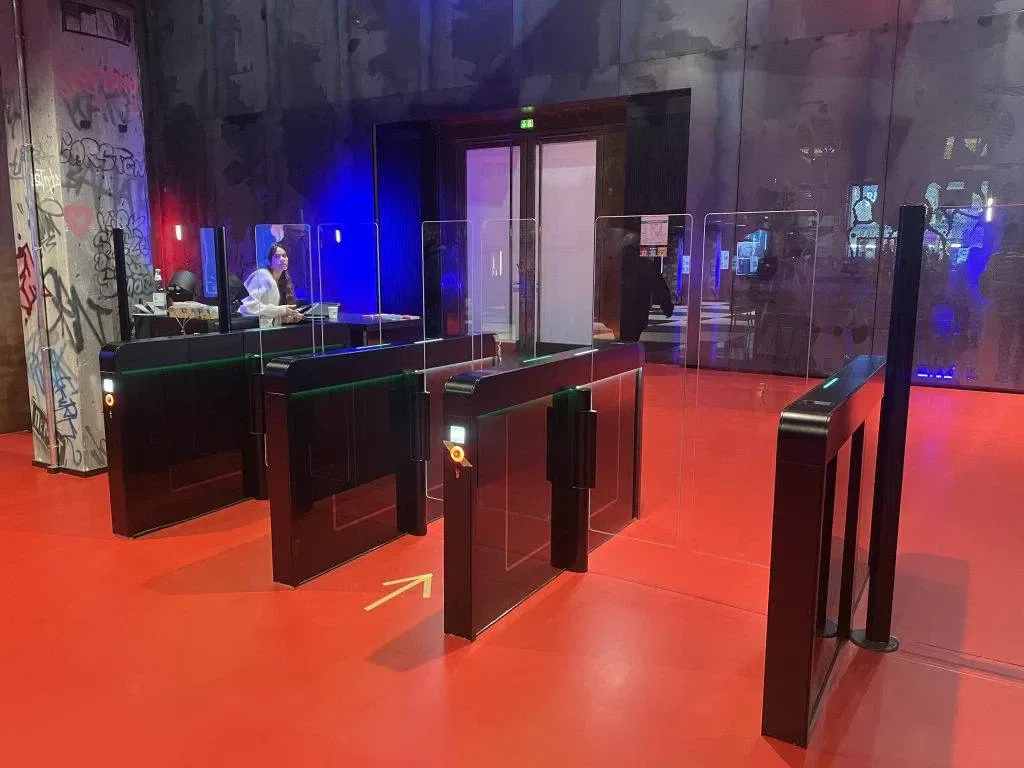 Zutrittskontrolle, die Sicherheit und Architektur sichtbar verbindet